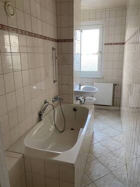 Tageslichtbad mit Wanne - 