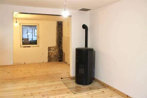 Wohnzimmer mit neuem Ofen - Reihenmittelhaus mit 90,00 m&sup2; in Schönau zum Kaufen