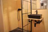 Renoviertes Badezimmer 2 mit Dusche - 