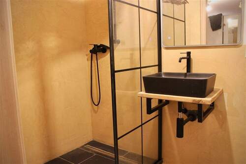 Renoviertes Badezimmer 2 mit Dusche - 