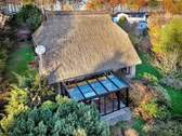 Außenansicht des Wintergartens aus der Vogelperspektive mit Blick zur Ostsee im Hintergrund - 
