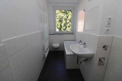 Beispiel Bad mit Wanne - 4-Raum-Familientraum mit hellem Wannenbad!!!