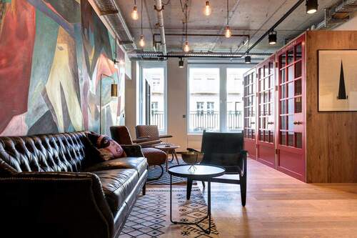 Lounge, Telefonkabinen und Eingang zur Dachterrasse - 