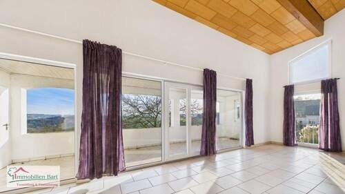 EG - Wohnzimmer mit Zugang zum großen Balkon - 