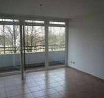 Wohnzimmer leer - 2 Zimmer Etagenwohnung in München