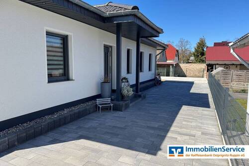 Traufseite mit Hauseingang - 