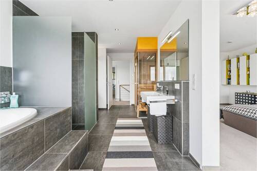 Badezimmer Blick Badewanne und Walkinndusche - 