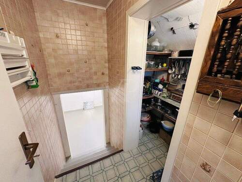 Vorratsraum und Kellerabgang - 