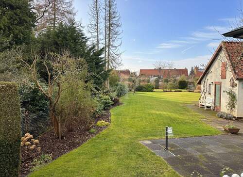 Grundstück mit Garage - 