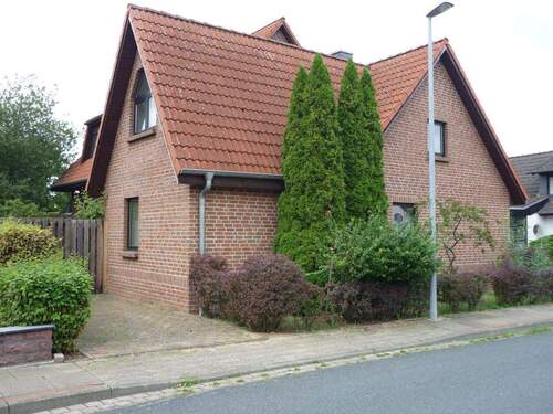 Bild 1 - Kleinere Doppelhaushälfte mit Terrasse und Stellplatz im Nordosten Lehrtes
