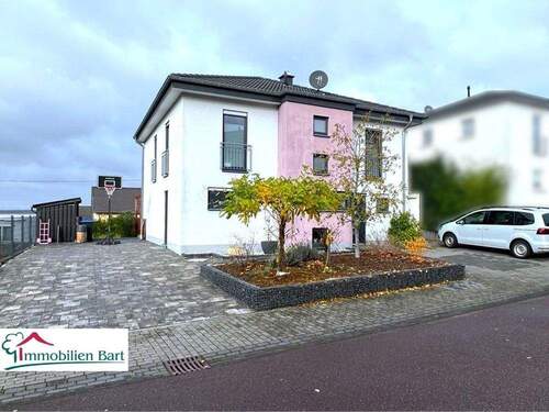 Straßenansicht - GRENZE L-SCHENGEN: WOHNHAUS MIT KELLER, 2 GARAGEN UND GARTEN IN TOP WOHNLAGE