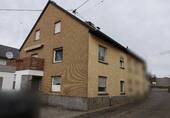 Straßenansicht - Einfamilienhaus mit Balkon in ruhiger Lage -Zwangsversteigerung-