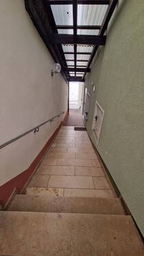 Überdachter Eingang vom EG zum 2. OG - 