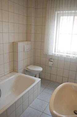 Bad mit Fenster und Badewanne - 