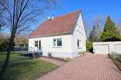 Aussenansicht - **Familienfreundliches Einfamilienhaus in ruhiger Lage mit schönem Garten**