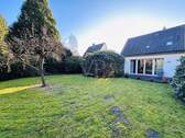 Garten Blick auf Haus - 6 Zimmer Einfamilienhaus in Celle