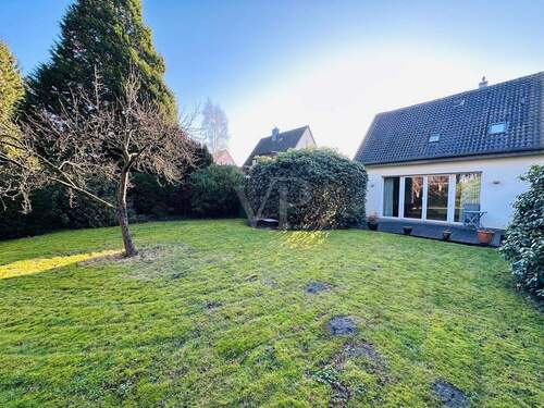 Garten Blick auf Haus - 6 Zimmer Einfamilienhaus in Celle