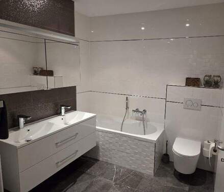 Hauptbad mit Badewanne - 