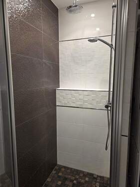 Hauptbad mit Dusche - 