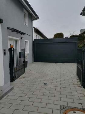 Einfahrtstor und Doppelcarport - 7 Zimmer Doppelhaushälfte in Gilching