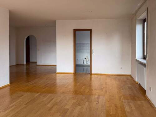 Blick zur Küche und Essbereich - 3 Zimmer Etagenwohnung in Stephanskirchen