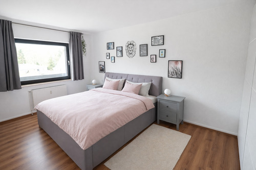Das ca. 14 m² große Schlafzimmer - 