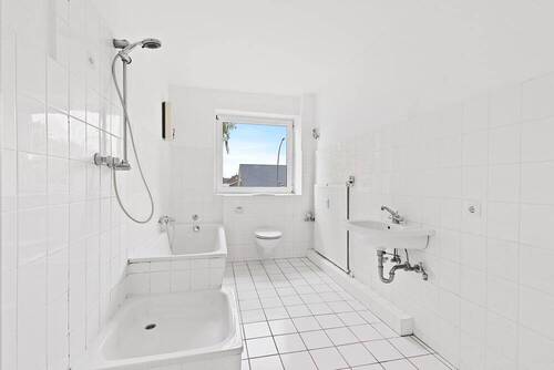 Helles Vollbad mit Tageslicht - 