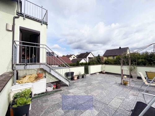 Terrasse Eingang - 8 Zimmer Etagenwohnung in Adelsdorf