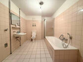 Bad mit Dusche und Badewanne - 