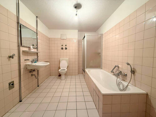 Bad mit Dusche und Badewanne - 