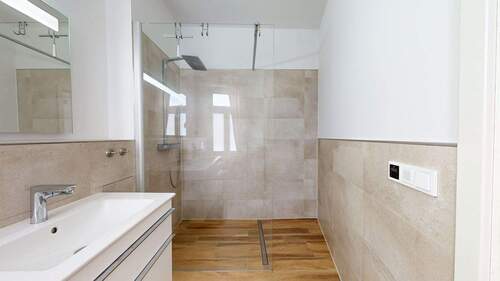 Badezimmer 1. OG - 7 Zimmer Mehrfamilienhaus, Wohnhaus in Leipzig