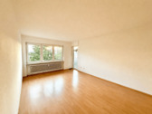 Freundlicher Wohnbereich - 4 Zimmer Etagenwohnung zum Kaufen in Dietersheim