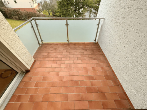 Große Südwestloggia mit neuem Milchglasgeländer - Etagenwohnung in Dietersheim zum Kaufen
