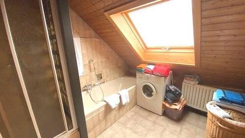 Bad mit Dusche und Wanne im DG - 