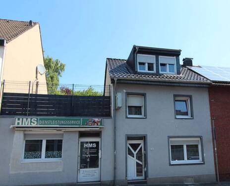 Hausansicht - Modernisiertes EFH mit gehobener Ausstattung und separatem Apartment in zentraler Lage
