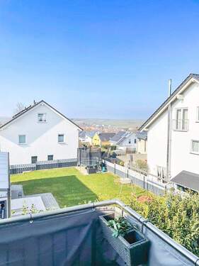 Blick vom Balkon 1.OG rechts - Mehrfamilienhaus, Wohnhaus in Wiesbaden