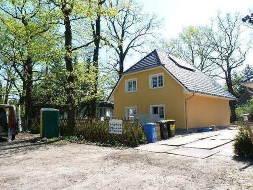 Hausansicht Nebenstraße - Einfamilienhaus mit 130,00 m&sup2; in Berlin zum Kaufen