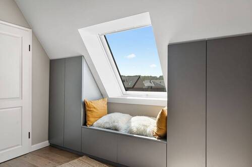 Hochwertige Einbauten und große Veluxfenster - 