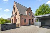 Eingangsbereich mit Carport - 9 Zimmer Einfamilienhaus in Hamburg