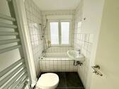 Lichtes Tageslichtbad mit Badewanne - 