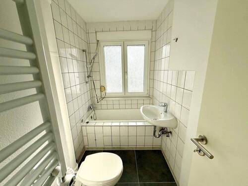 Lichtes Tageslichtbad mit Badewanne - 
