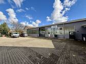 Außenansicht mit Parkplätzen - Gewerbehalle mit Büro - ideal für Handwerker, Produktion & moderne Betriebe