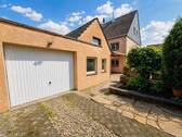 Hausansicht - Sanierungsbedürftige Doppelhaushälfte mit Anbau und großem Potenzial in begehrter Lage von Mülheim-Saarn!