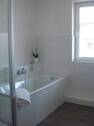 Tageslichtbad mit Badewanne und Dusche - 