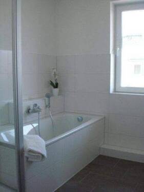 Tageslichtbad mit Badewanne und Dusche - 
