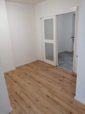 Essecke mit Blick zur Küche - Renovierte Erdgeschosswohnung mit Einbauküche