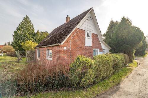 Außenansicht - Handwerkertraum mit Potenzial: Ferienhaus von 1947 mit individuellem Gestaltungsspielraum