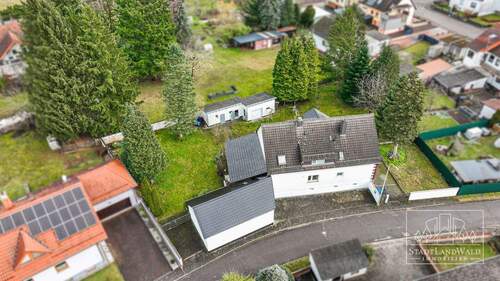 Luftbild - Haus und Garten - 9 Zimmer Einfamilienhaus in Schweix