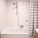 Innenliegendes Badezimmer mit Wanne eingerichtet 2 - 