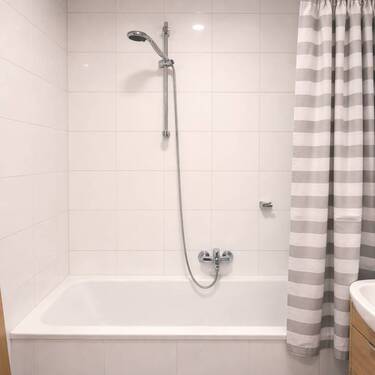 Innenliegendes Badezimmer mit Wanne eingerichtet 2 - 